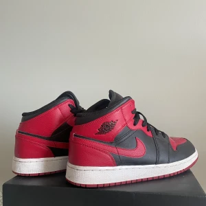Air jordan mid - Säljer nu mina Air jordan mid banned, köpta på restocks för 1700kr. Säljer mina för 600kr exklusive frakten. De är i bra skick och sparsamt använda, kom gärna med egna bud vid frågor är det bara att skicka ett meddelande💞Str 38,5 boxen medföljer!