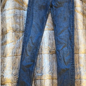 Zara jeans - Super slim sara jeans, marinblå💙 Storlek: 38 För ett JÄTTE billigt pris 40kr!! då dom har två små hål (lätt att laga) vid midjan/bältet.
