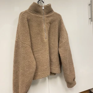 Teddytröja - Supermysig teddytröja från Cubus! 🤎 Storlek L   Använd Max 10 ggr  Jag som vanligtvis bär S har haft den som oversized