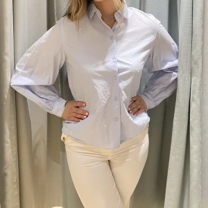 Blå Skjorta 👕  - Säljer min blåa skjorta, då den inte används längre. Jättefin och stilren! Köparen står för frakten ❣️