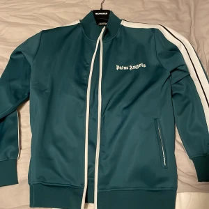 Palm Angels tracksuit - Helt ny tröja från Palm Angels, storlek M. Hör av er vid intresse och eventuella frågor.