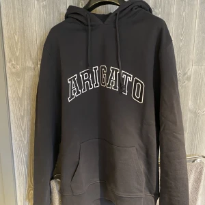 Axel arigato hoodie - Axel arigato hoodie i storlek S Skick 9.5/10 Köpt på Axel arigato för 1700 Köparen står för frakt 📦 