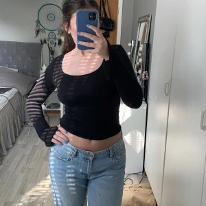 Tröja - Trendig tröja från Gina tricot med slits i ärmarna. Använd få gånger.