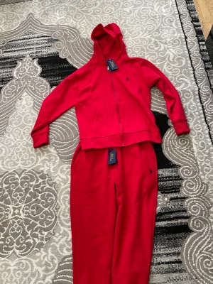 Polo dress (röd) - Skit bra kvalite, fett skön att ha på sig den helt ny ingår med påse 