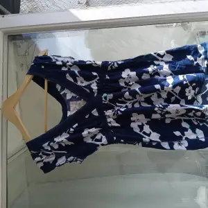 Blå Hollister tröja, med blommönster, sparsamt använd 