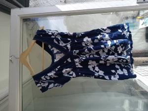 Blå Hollister tröja - Blå Hollister tröja, med blommönster, sparsamt använd 