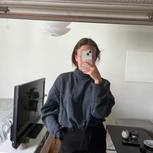 Granitgrå sweatshirt - Grafitgrå tröja, som går att dra åt i midjan.