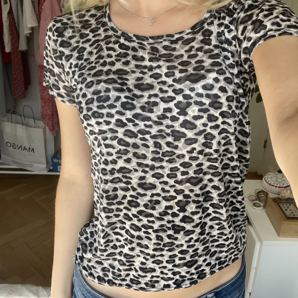 Leopardmönstrad tight tshirt 💕. T-shirts.