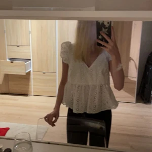 Blus - Säljer denna som jag fick hem här om dagen , bara testat den men gillade inte hur den satt på mig. Den är i nyskick och kostade 139 i nypris från SHEIN. 