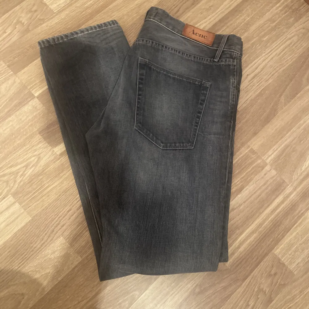 Säljer acne jeans då jag köpte fel. Det manlig modell straight leg. Köpta på sellpy derför lågt pris men dom ser helt nya ut inga spår av användning!. Jeans & Byxor.