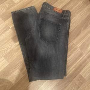 Säljer acne jeans då jag köpte fel. Det manlig modell straight leg. Köpta på sellpy derför lågt pris men dom ser helt nya ut inga spår av användning!