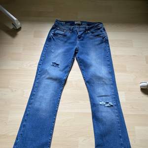 Snygga bootcut jeans från Ltb. Storlek W29 L30. Byxorna är aldrig använda, säljer på grund av att de ej kommer till användning. 