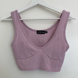 Lila topp - Lila topp finns även en tjol till den på min sida.