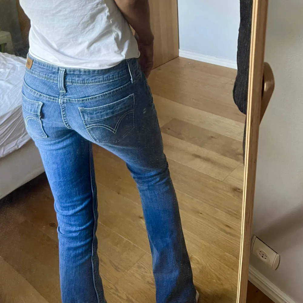 Lowwaist straight/flare jeans. Helt oanvända. Mista lilla defekt vid foten av byxan. 🥰 ljusblåa i verkligheten  Det passar någon som är 175cm.. Jeans & Byxor.