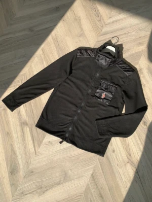 Moncler cardigan  - Snygg ovanlig moncler fleece/ cardigan kallad grenoble.