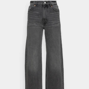 Monki Jeans - Jag säljer dessa monki jeans i storlek 28. Dessa är helt oanvänd, pgr de är för stora för mig. Köparen står för frakten och pris kan diskuteras :)
