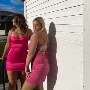 Rosa satinklänning - Rosa satinklänning i strl M med öppen rygg som man själv knyter💗😍Den är i nyskick endast använd en kväll! Köpt för 199kr på H&M! Möts i Örebro eller fraktar men köparen står för frakten! I