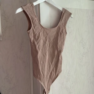 Body  - Oanvänd body från Maja Nilsson Lindelöfs kollektion med Gina Tricot. Storlek Xs