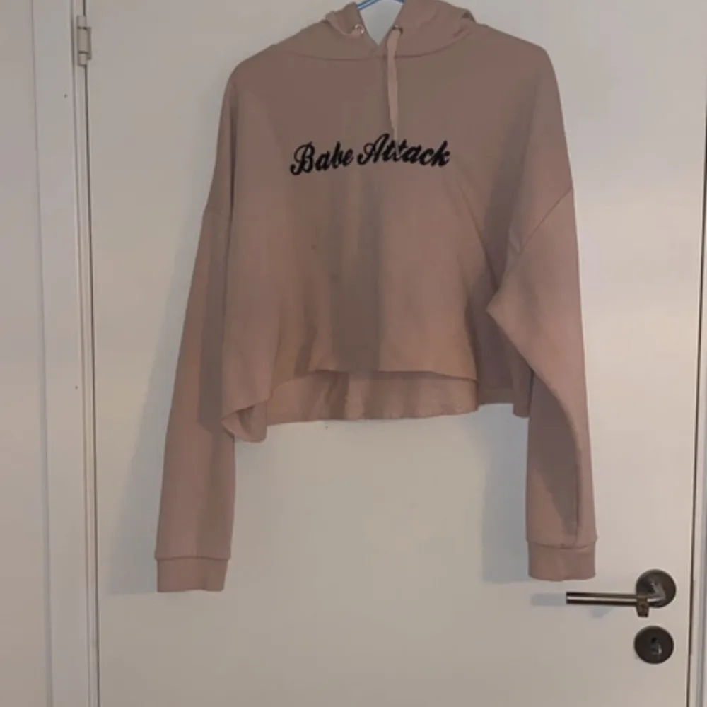 Den är mycket bra använd så den har små skavanker på sig som man ser på bilderna den är i storleken XL . Hoodies.