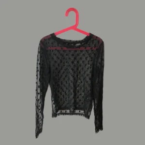 Prickig mesh tröja - Svart prickig tröja i mesh. Knappt använd 