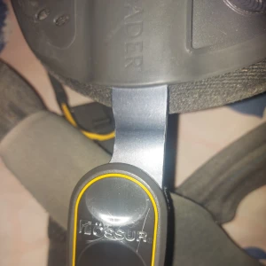 Össur knäskydd högerbben - Har du atros och ont i knäet så hjälper denna att då bättre position i knäet. Andvänd och ny tvättad