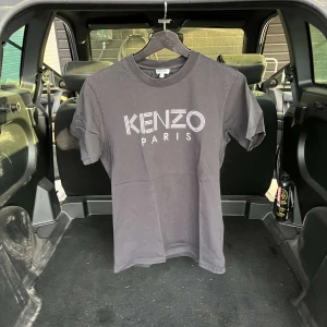 Kenzo t-shirt - Kenzo t-shirt Nytt pris: 700kr Mitt pris: 300kr Skick: 7/10 Storlek: XS Färg: Svart