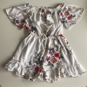 Playsuit parisian - Söt playsuit, använd endast 1 gång vid en skolavslutning. Har resår i midjan. Passar perfekt inför sommaren!🌸😍