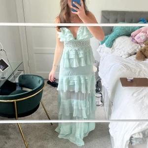 Klänning!  - Så snygg klänning som är perfekt till bal exempel! Från asos men heeelt slutsåld och jätte eftertraktad! Tycker den är såååå fin men kommer tyvärr inte få användning till den❤️ Jag är 172 som referens 