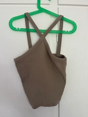 Ribbad topp - Säljer en topp med korsade band!🤎🥰