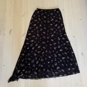 Blommig långkjol - Såå fin köpt på Urban outfitters, tyvärr för liten men bra skick!