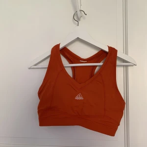 Adidastopp - Sport-bh/topp från adidas, köpt på humana. Inte så hög support 