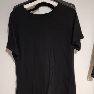 Tshirt  - Svart tshirt. Storlek M men passar XL