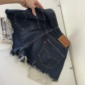 Sååå snygga shorts från Levis i den perfekta blåa färgen. Använda under förra sommaren men har fortfarande mycket att ge som alla Levis produkter. Så snygga med ett linne eller lite croppad topp. Se storlek på bild. 