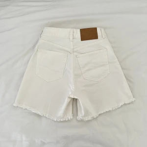 Vita jeansshorts - Nyskick från HM, storlek 34, midjemått 64cm, hela shortsens längd 37cm💓
