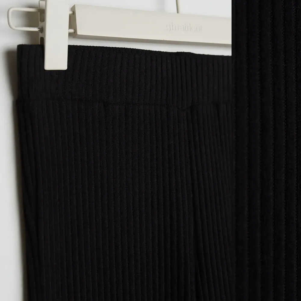 Säljer dessa ribbade byxor ”stina rib trousers” från ginatricot.  De är slutsålda på hemsidan!! . Jeans & Byxor.