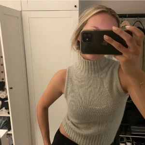 Stickad topp - Säljer min fina stickade topp med hög krage från zara som aldrig är använd💚klicka inte på köp nu