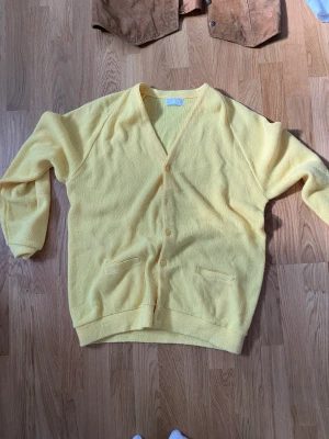 Cardigan  - Gul kofta. 