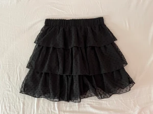 Svart kjol - En super fin svart kjol. Använts några gånger men ser helt ny ut. Inga defekter. Om ni har frågor skriv till mig🖤priset går att diskutera 