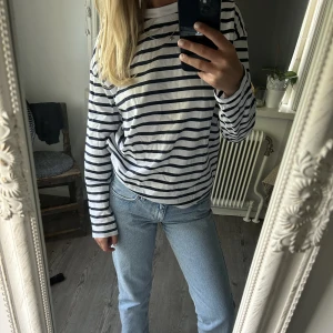 Randig tröja  - Säljer en långärmad blåvit randig tröja! Används ej längre, den är hyfsat ny🤍