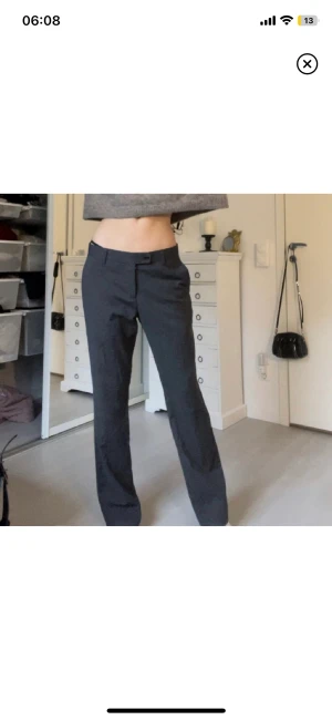 Kostymbyxor - Säljer dessa jättefina grå kostymbyxor med vita ränder. Köpta här på Plick men aldrig använda av mig.💗Midjemått: 41cm Innerbenslängd: 81cm