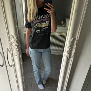 T-shirt Gina Tricot  - En cool mörkgrå/svart t-shirt från Gina Tricot, säljer pågrund av att den inte kommer till användning💕