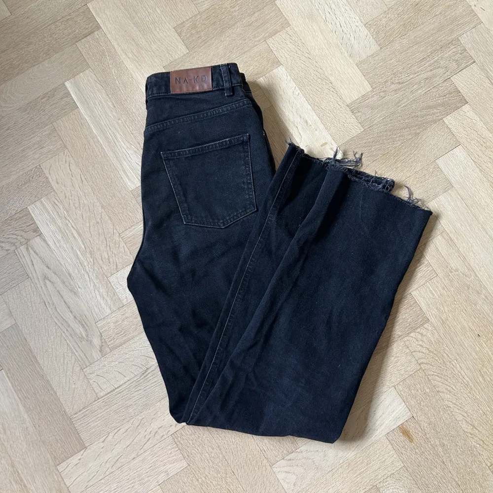 svarta högmidjade jeans från NA-KD i fint skick! midjemåttet är 68 cm. Slim fit jeans. Skriv för fler bilder <3. Jeans & Byxor.