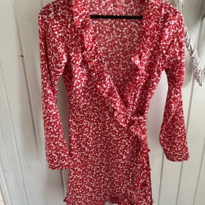 Klänning  - Super söt omlott klänning i skönt material från Amelie & me