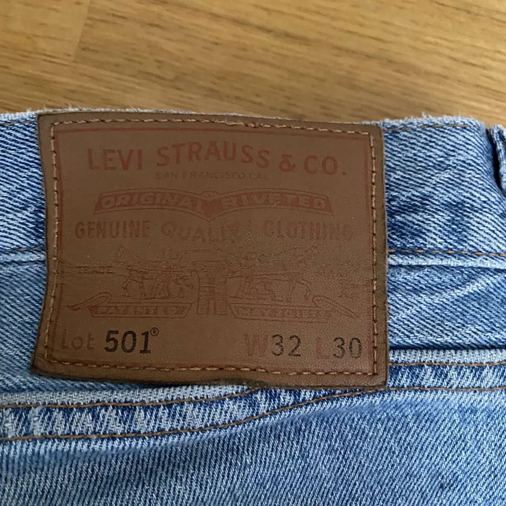 Levis 501  Storlek 32/30 Använda endast ett par gånger. Jeans & Byxor.