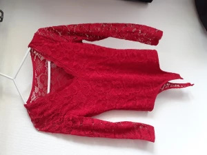 Röd långärmad spetsbody. - Röd långärmad spetsbody.