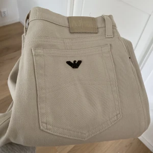 Armani Jeans - Så snygga beige Armani jeans i storlek S, säljer pga att dom är för små för mig 🙄 mycket bra skick! 