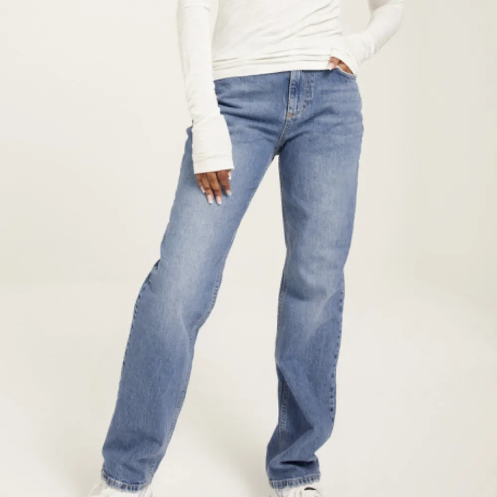Snygga mid waist jeans från veromoda som bara använts en gång så i princip nyskick. Passar mig bra som har S/M. Modellen på bilden är 170 cm. Nypris: 600. Mitt pris: 200 kr. Vid snabb affär kan pris diskuteras:) storlek: w29/l32. Jeans & Byxor.