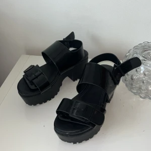 Skor - Supersnygga skor med platå/klack från Monki i storlek 36. Är använda fåtal gånger och gott skick. 