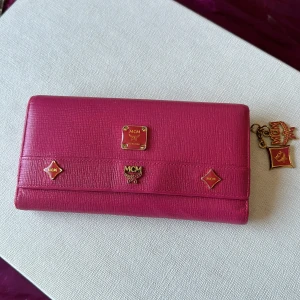 Plånbok  - Äkta McM💕plånbok,mått: bredd 19 cm lång 10cm