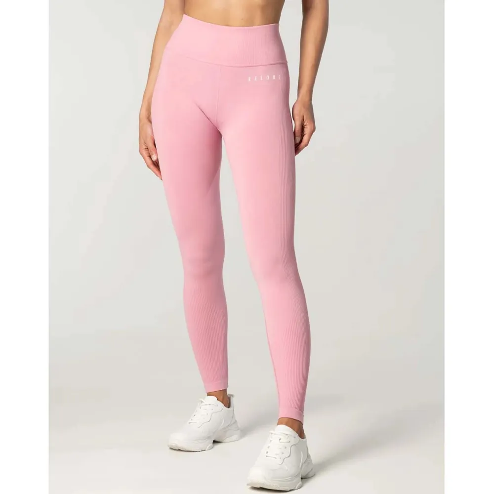 säljer mina utsålda relode tights i rosa, storlek S men det är bra stretch i dom. Endast testade. Jeans & Byxor.